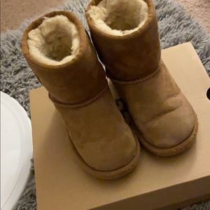 Toddler chestnut short Ugg’s